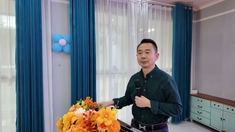 李老师.jpg 李老师.jpg